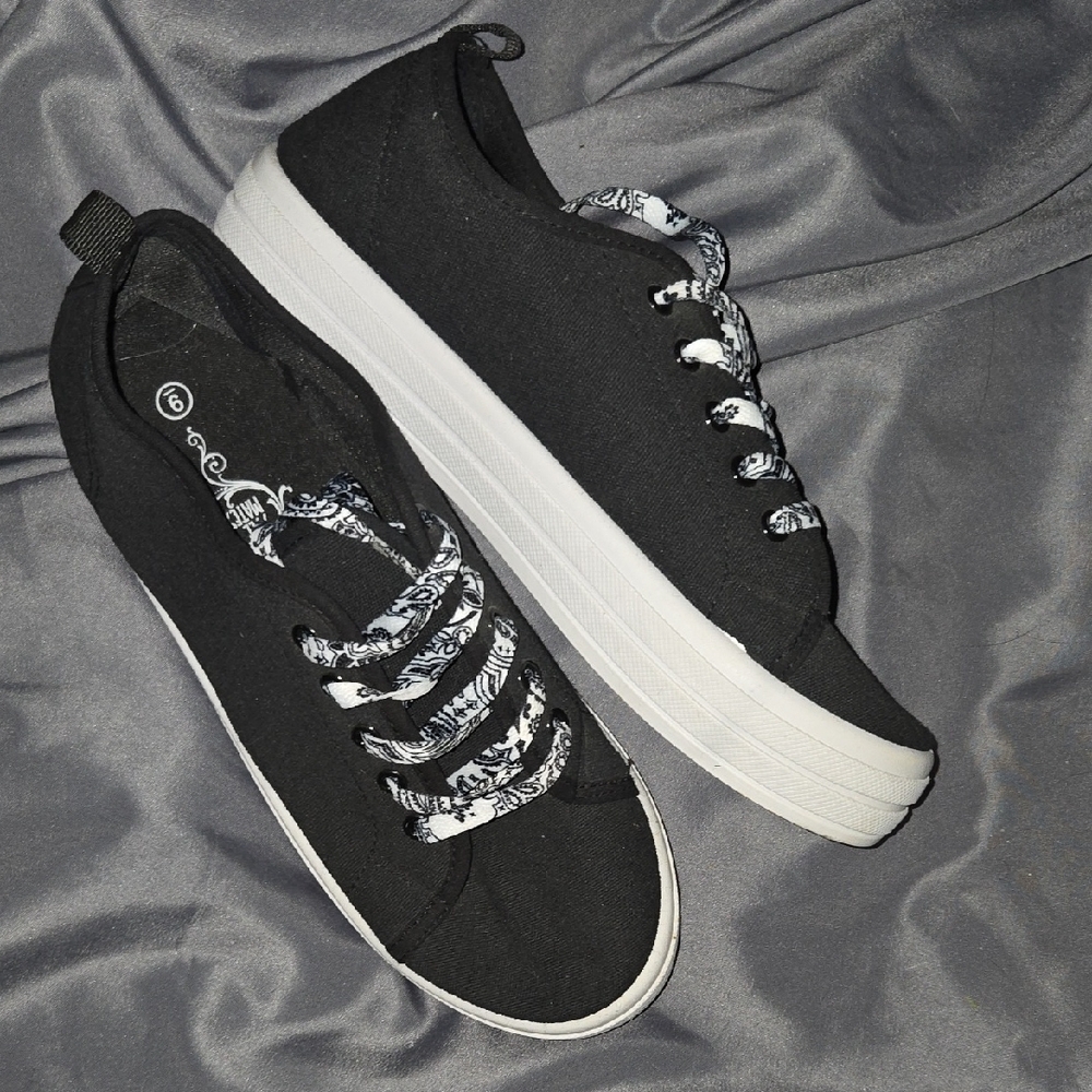Size 9 Soul Mates Canvas Sneaker.